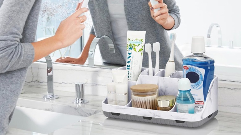 Banyo tezgahı üzerinde GFWARE Mermer Banyo Tezgahı Düzenleyici.