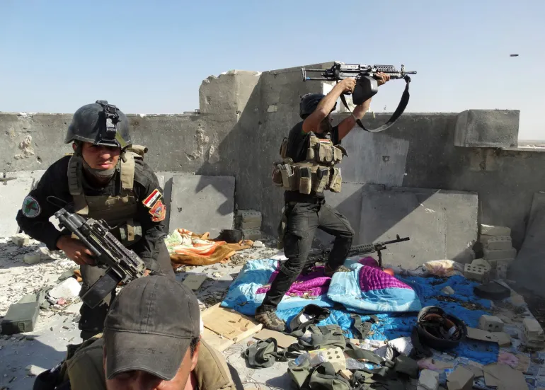 DOSYA FOTOĞRAFI: Irak Özel Harekat Kuvvetleri mensupları, Irak'ın Ramadi şehrinde El Kaide bağlantılı Irak İslam Devleti ve Şam İslam Devleti (IŞİD) ile çatışmalar sırasında pozisyonlarını alıyor, 19 Haziran 2014. REUTERS/Stringer/Dosya Fotoğrafı