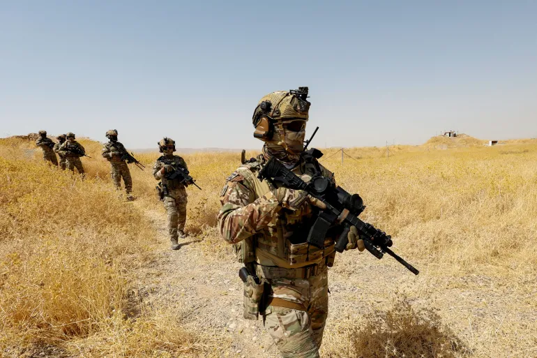 Kürt özel kuvvetleri mensupları Irak'ın Erbil kentinin eteklerinde devriye geziyor, 22 Eylül 2026. ABD liderliğindeki koalisyon güçlerinin Irak'tan planlanan geri çekilmesi öncesinde bölgedeki güvenliğe ilişkin endişeler arttı. REUTERS/Khalid Al-Mousily GÜNÜN TPX GÖRÜNTÜLERİ