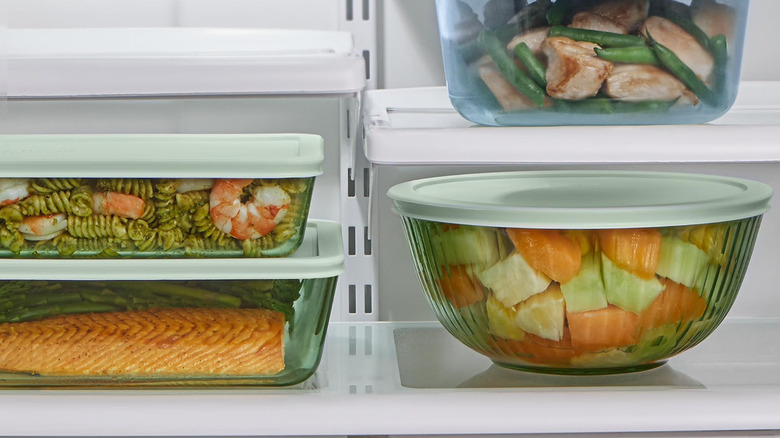 Renkli cam Pyrex karıştırma kaselerinden biri, diğer Pyrex cam eşyaların yanında buzdolabında depolama olarak kullanılıyor
