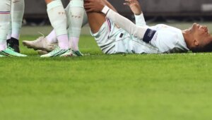 Kylian Mbappe’nin dizindeki sakatlık onu iki hafta sahalardan uzak tutacak