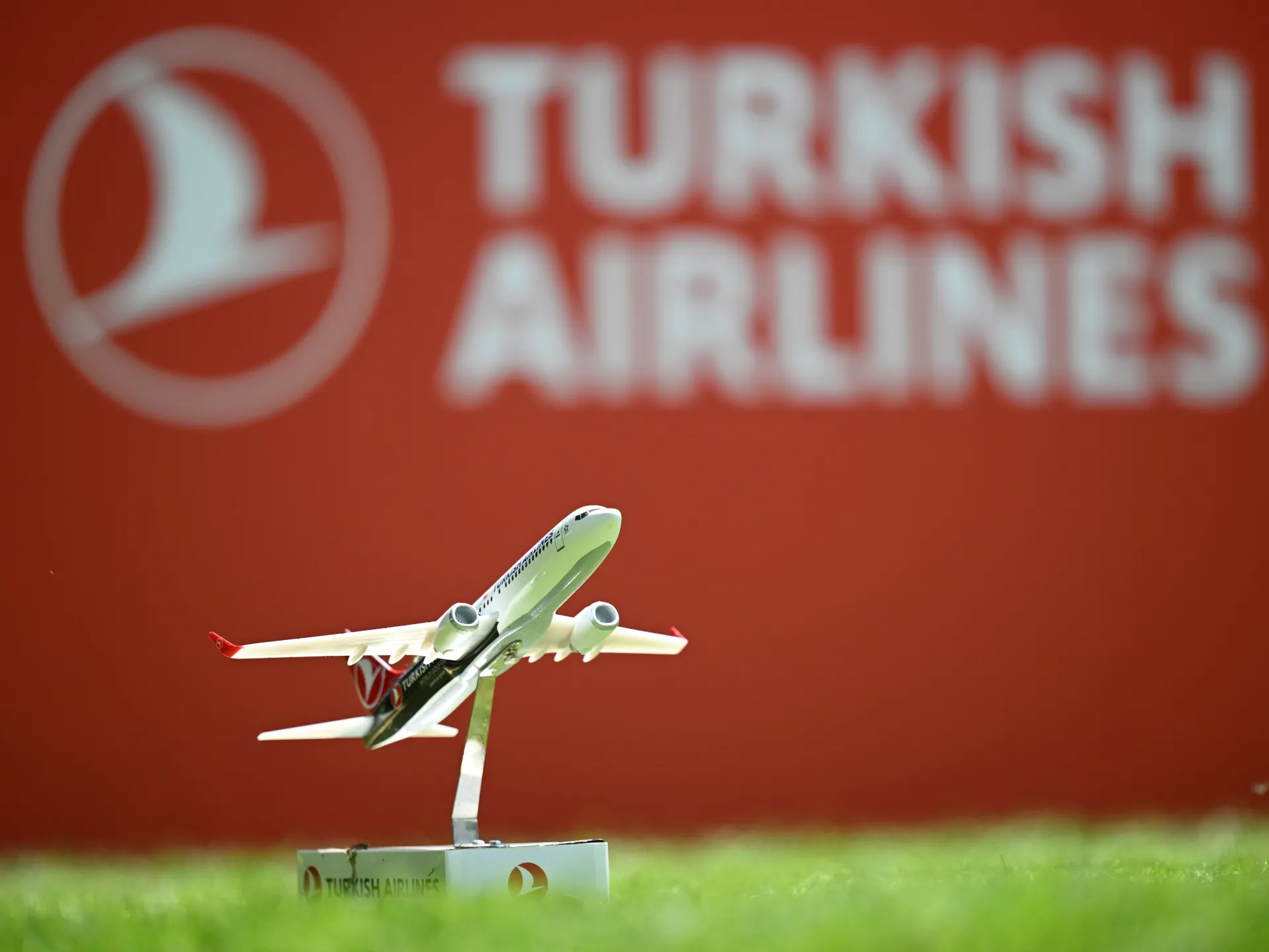 Liverpool, Türk Hava Yolları ile 5 yıllık forma sponsorluğu anlaşmasını duyurdu