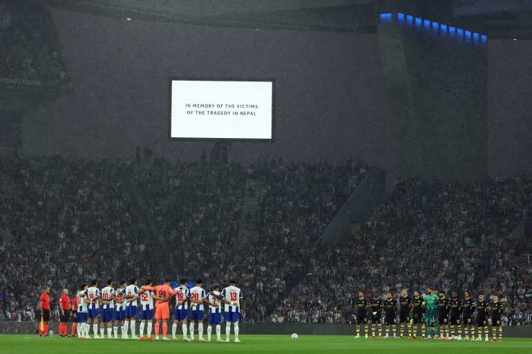 Oyuncular, 8 Eylül 2026'da Porto'daki Dragao stadyumunda FC Porto ile Manchester City arasında oynanan UEFA Şampiyonlar Ligi ilk tur 1. gün futbol maçı öncesinde Nepal'deki trajedinin kurbanları anısına bir dakikalık saygı duruşunda bulunuyorlar. (Fotoğraf: Patricia de Melo Moreira / AFP)