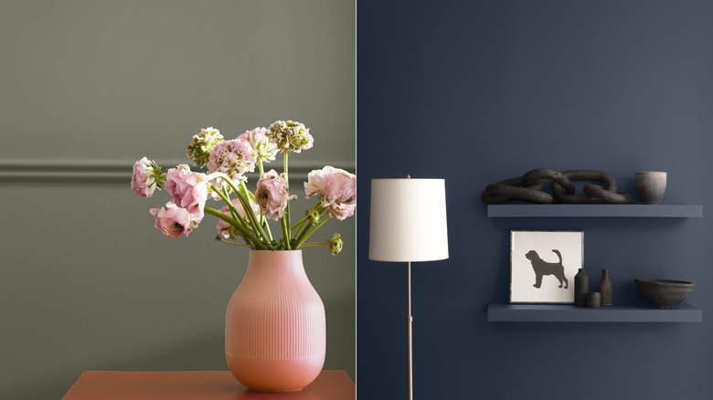 Benjamin Moore'un Antika Kalaylı / A lambasıyla boyanmış bir duvarın önünde pembe bir vazoda pembe çiçekler ve Benjamin Moore'un Hale Navy'siyle boyanmış bir duvarın önünde dekorlu iki yüzer raf