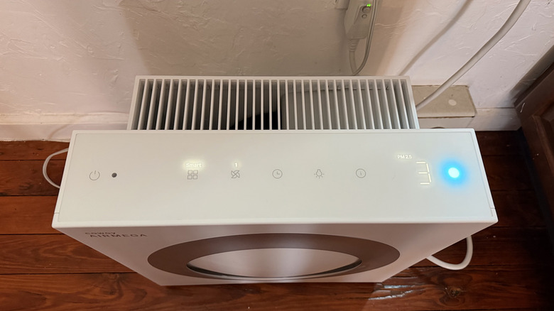 Airmega Mighty 2'nin ekran ışıkları açık 
