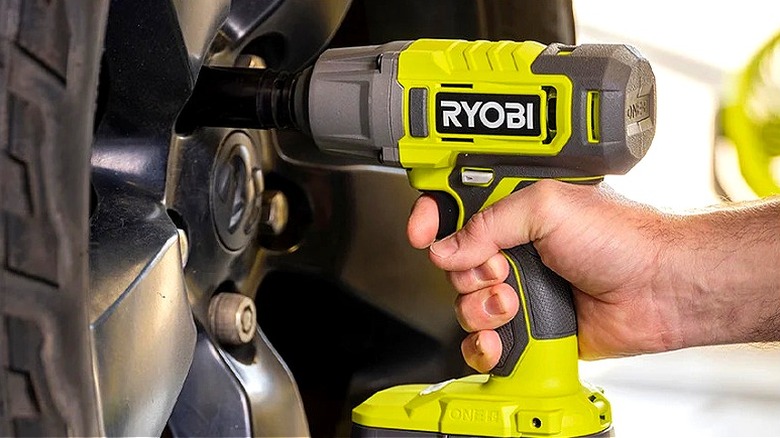 Bijon somunlarını gevşetmek için kullanılan Ryobi 18V One+ 1/2-İnç Darbeli Anahtar