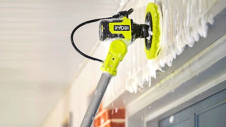 Dış cephe kaplamasını temizlemek için kullanılan Ryobi 18V One+ Vortex Sabun Dağıtımlı Teleskopik Scrubber Kiti