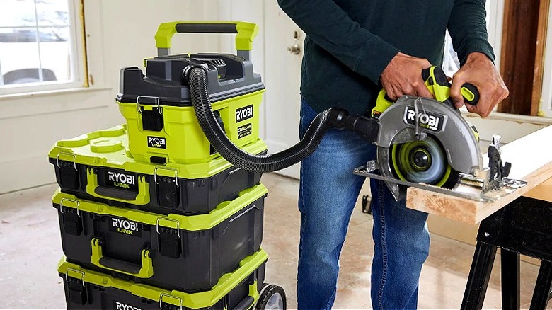 Ryobi 18V One+ Link 3 Galonluk Islak/Kuru Vakum, Ryobi testeresinden talaş topluyor