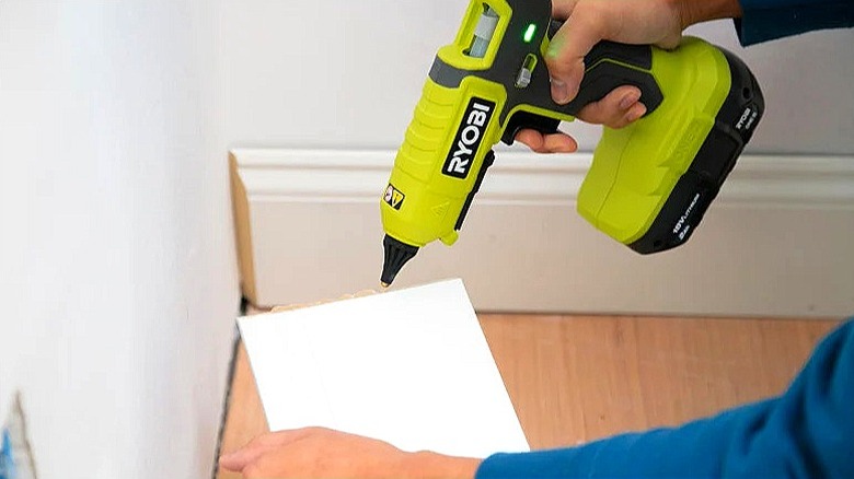 Ryobi 18V One+ Çift Sıcaklıklı Tutkal Tabancası bir DIY projesinde kullanılıyor