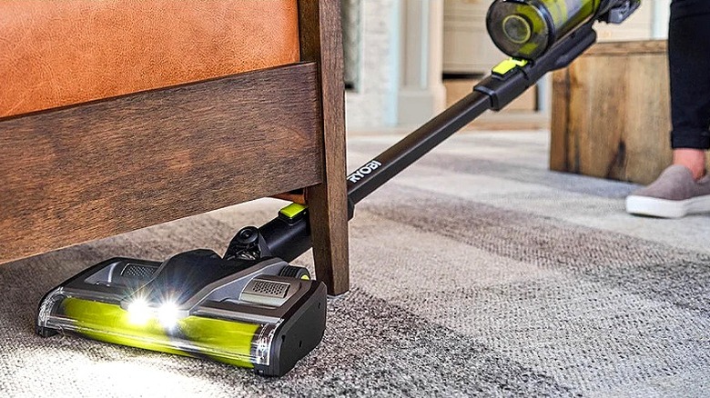 Ryobi 18V One+ HP Gelişmiş Çubuk Süpürge mobilyaların altına ulaşır