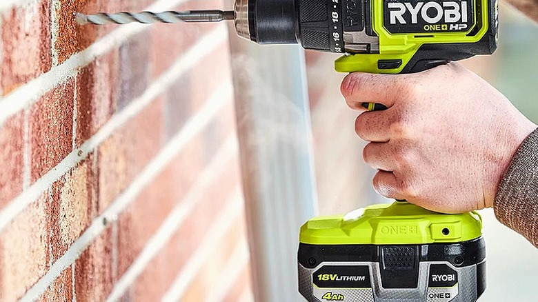 Ryobi 18V One+ 4Ah Lityum Pil bir matkapta kullanılıyor