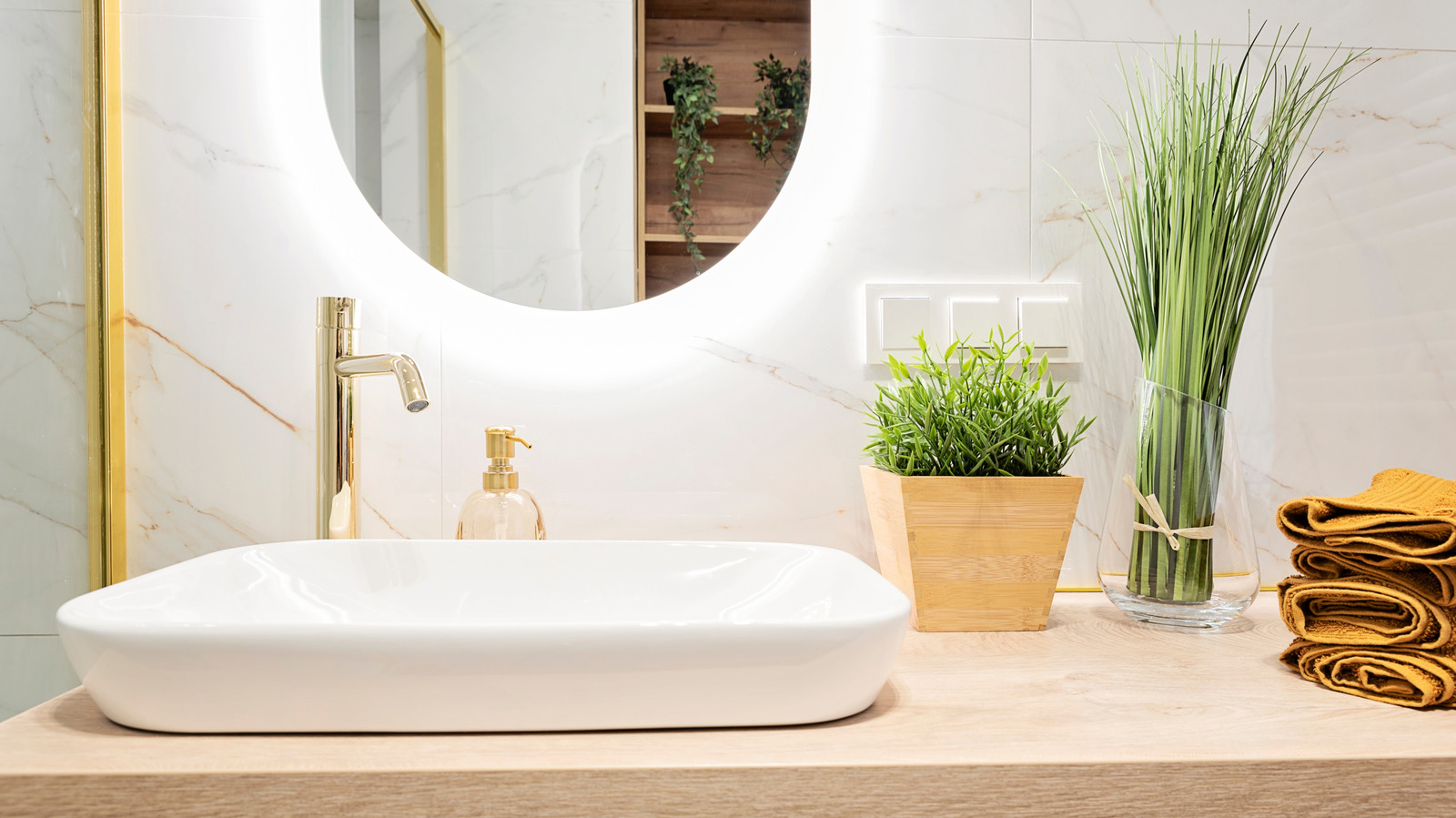 Kutular veya Sepetler Değil: Banyo Tezgahı Depolaması İçin Şık, Katmanlı Amazon Çözümü