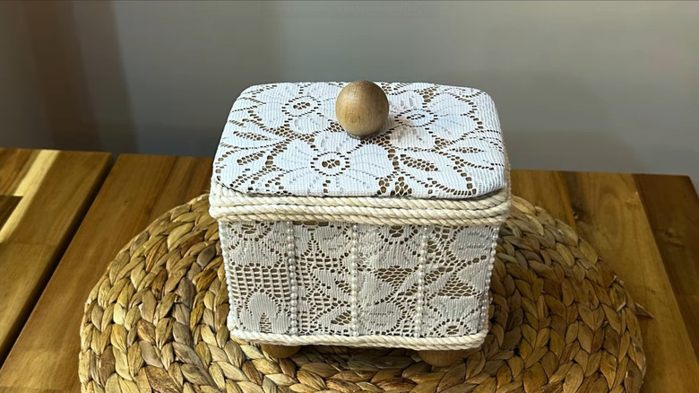 Karton, tuvalet kağıdı tüpleri ve eski dantellerden yapılmış bir DIY saklama kutusu