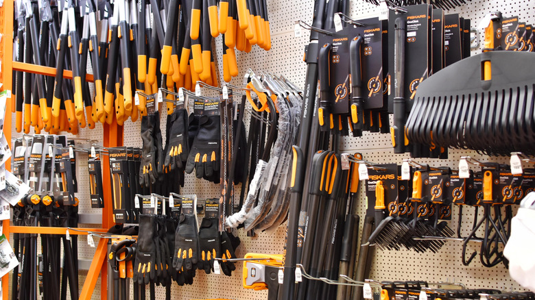 Fiskars bahçe aletleri mağaza rafında