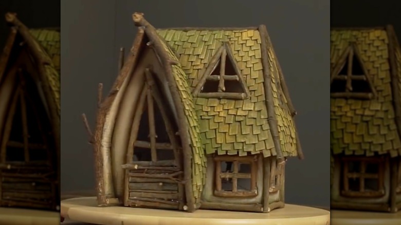 Karton, dal ve boyadan yapılmış peri evi.