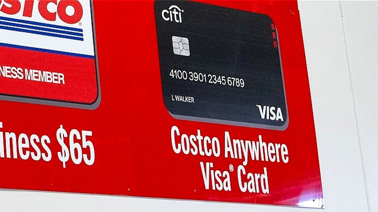 ABD merkezli bir Costco müşteri hizmetleri istasyonunun üzerinde görülen Costco Anywhere Visa Kartının yakından görünümü