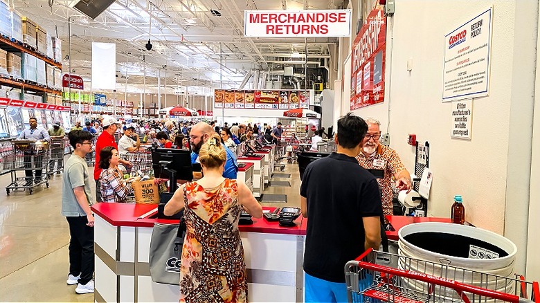 Müşteri Costco'nun iade kabinlerinden birinde sıraya girdi