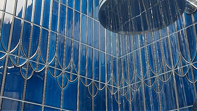 Yağmur duş başlığıyla görülen lacivert art deco duş fayansları