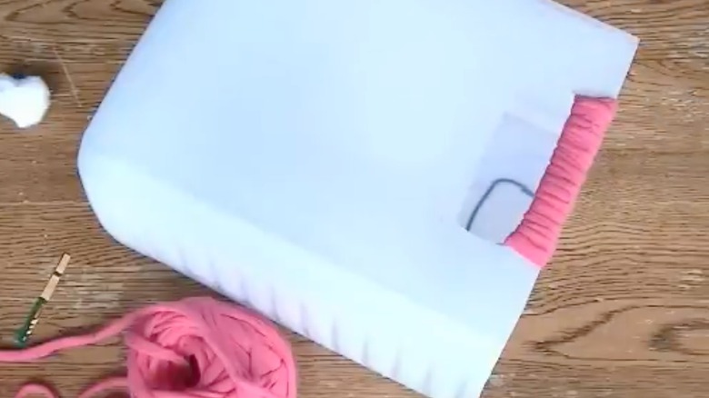 Masada DIY kedi kumu sürahisi.