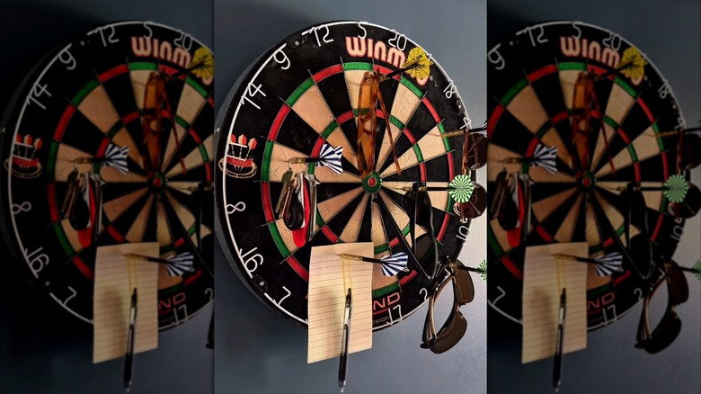 Anahtarları, güneş gözlüklerini ve makbuzları asmak için kullanılan dart tahtası ve dart
