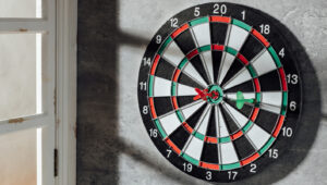Eski Bir Dart Tahtasını Rustik Bir Dokunuş Ekleyen Akıllı Giriş Deposuna Dönüştürün