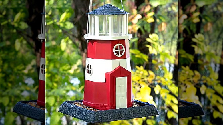 Kırmızı ve beyaz bir deniz feneri kuş besleyici