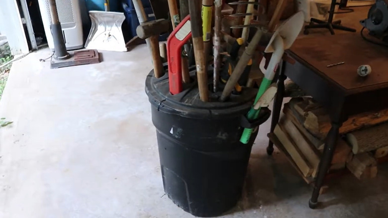 Çöp kutusu bahçe aletleri için alternatif depolama alanı sağlar