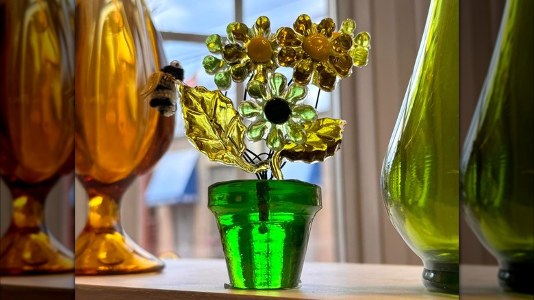 1960'lardan kalma lucite çiçek buketi rafta duruyor.