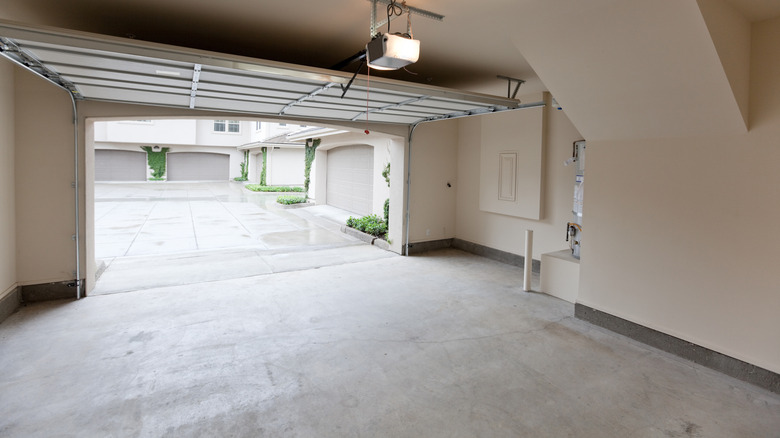 Beton zeminli bir garajın iç görünümü