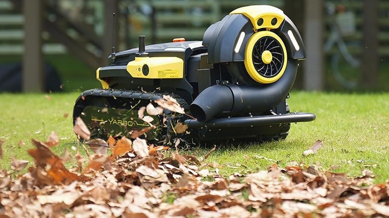 Bahçedeki yaprakları üfleyen robotik yaprak üfleyici
