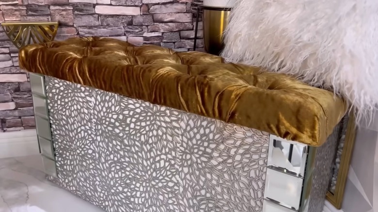 Altın rengi koltuklu, servis altlıkları ve aynalarla süslenmiş DIY yatak odası bankı