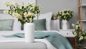 Etkileyici Bir DIY ile Lüks Bir Yatak Odası Bankı Yapmak İçin Plastik Servis Altlıkları Kullandı