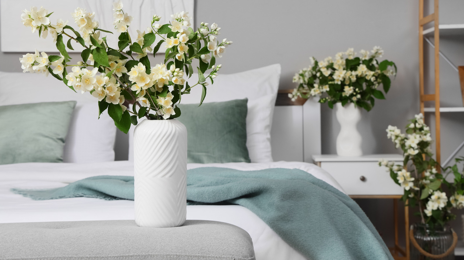Etkileyici Bir DIY ile Lüks Bir Yatak Odası Bankı Yapmak İçin Plastik Servis Altlıkları Kullandı