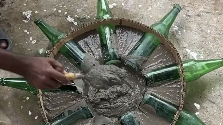 Masa üstü yapmak için beton ve eski bira şişelerini kullanma