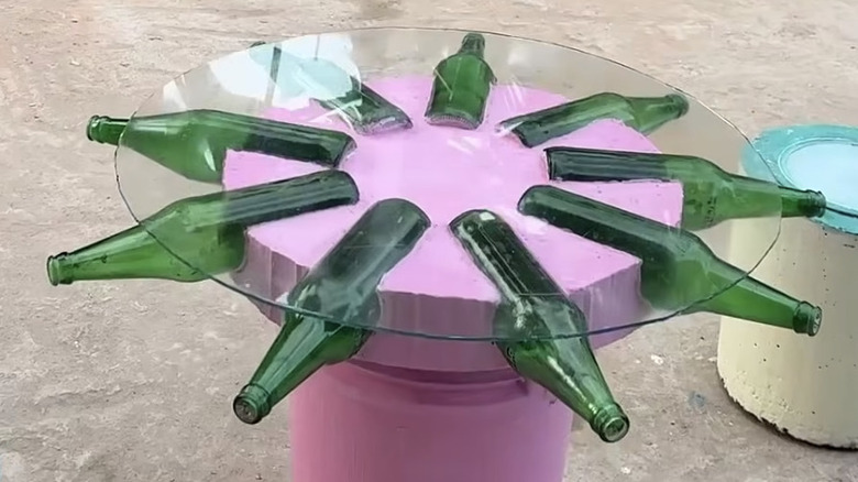 Beton ve bira şişelerinden yapılmış bitmiş masa