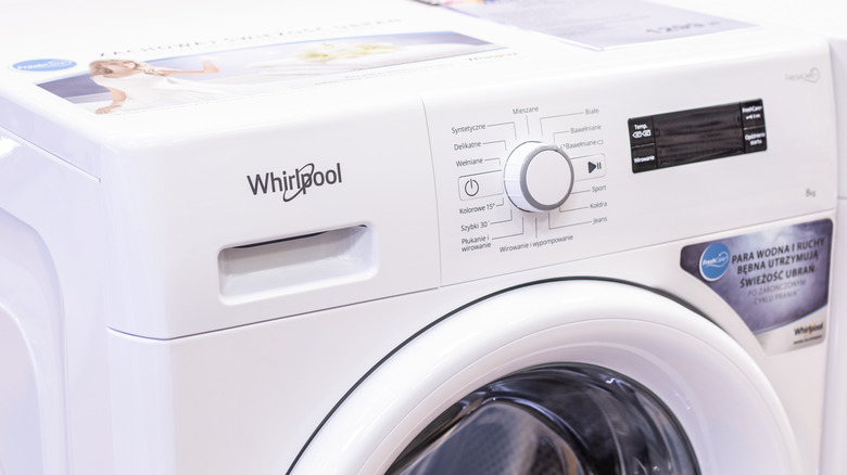 Yakından beyaz bir Whirlpool çamaşır makinesi