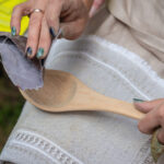 Eski Bir Ahşap Spatulayı Bilgili Bir DIY ile Fonksiyonel Bir Duvar Rafına Dönüştürün