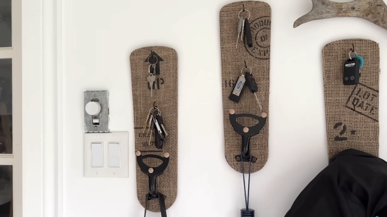 Kancalarla DIY rustik çuval bezi duvar dekorasyonu.