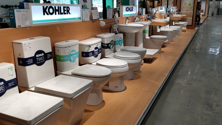 Kohler'ın farklı tuvalet türleri bir mağazada sergileniyor