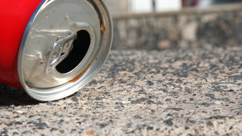 yerde yatan bir bira kutusu