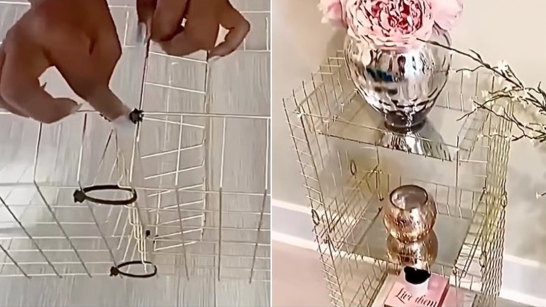 Altın telden yapılmış, aynalı raflara sahip, içinde çiçekler, bir mum ve kitaplarla dolu bir vazo bulunan vurgulu bir masa.