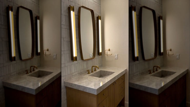 Tac Mahal porseleninden yapılmış banyo tezgahı, altında ahşap dolaplar ve altın armatürler