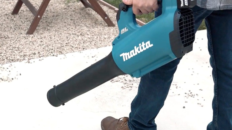 Makita akülü üfleyici bir adam tarafından tutuluyor