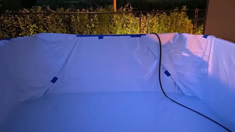 Beyaz astarla kaplı DIY havuz