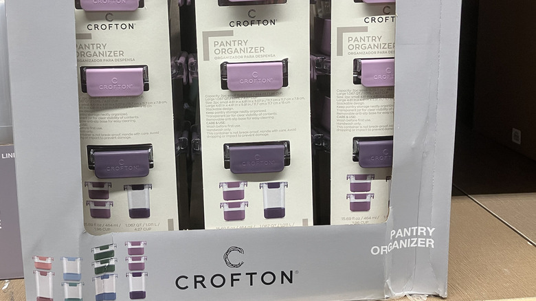 Mor renkte bir kutu Crofton kiler organizatörü.