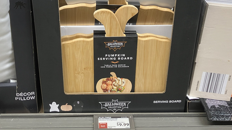 Aldi'de satılık ahşap kabak şeklindeki servis tahtası.