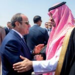 Mısırlı Sisi, Suudi Arabistan'a savunma yardımı için izin istiyor