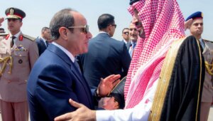 Mısırlı Sisi, Suudi Arabistan’a savunma yardımı için izin istiyor