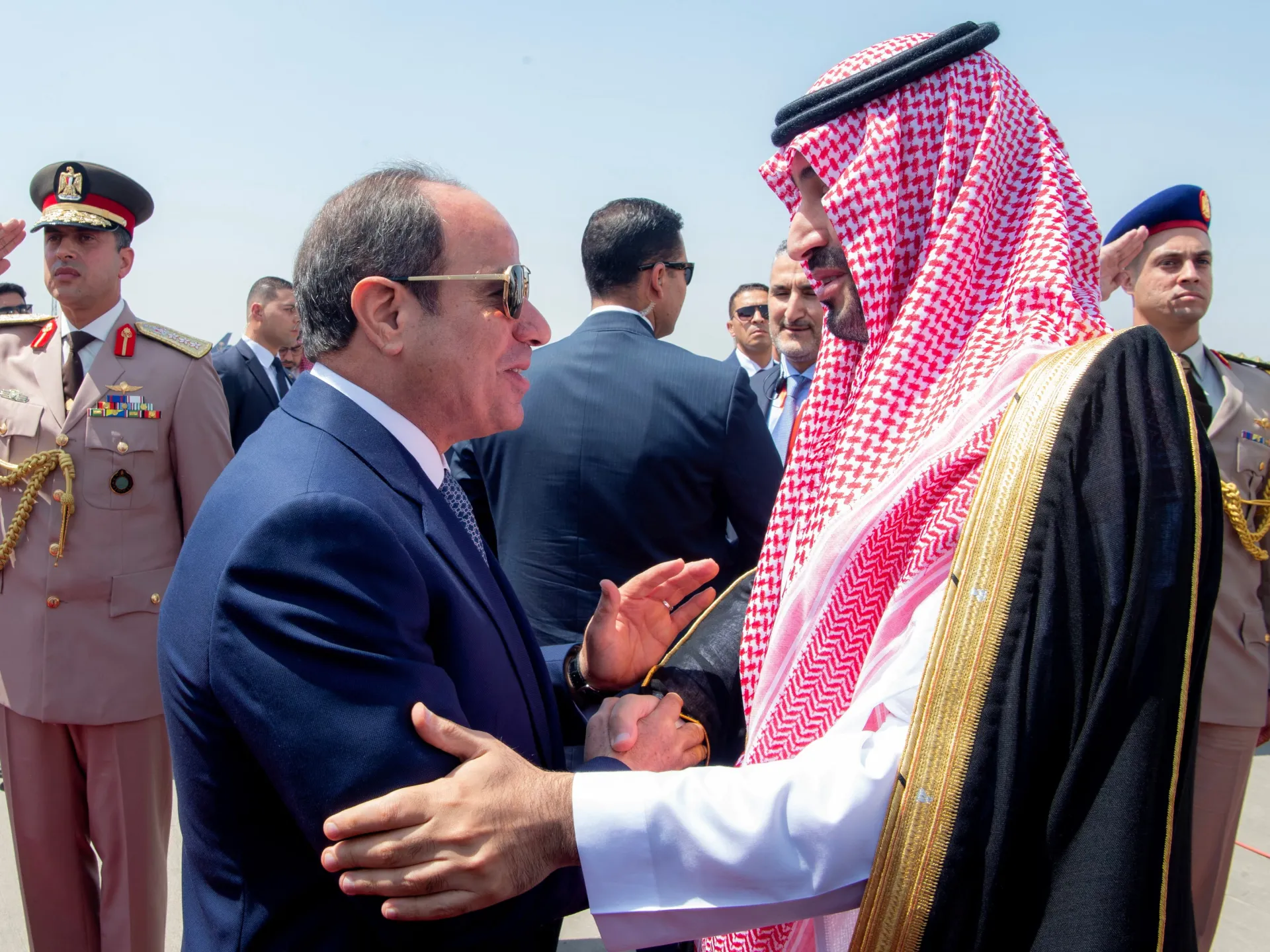 Mısırlı Sisi, Suudi Arabistan'a savunma yardımı için izin istiyor