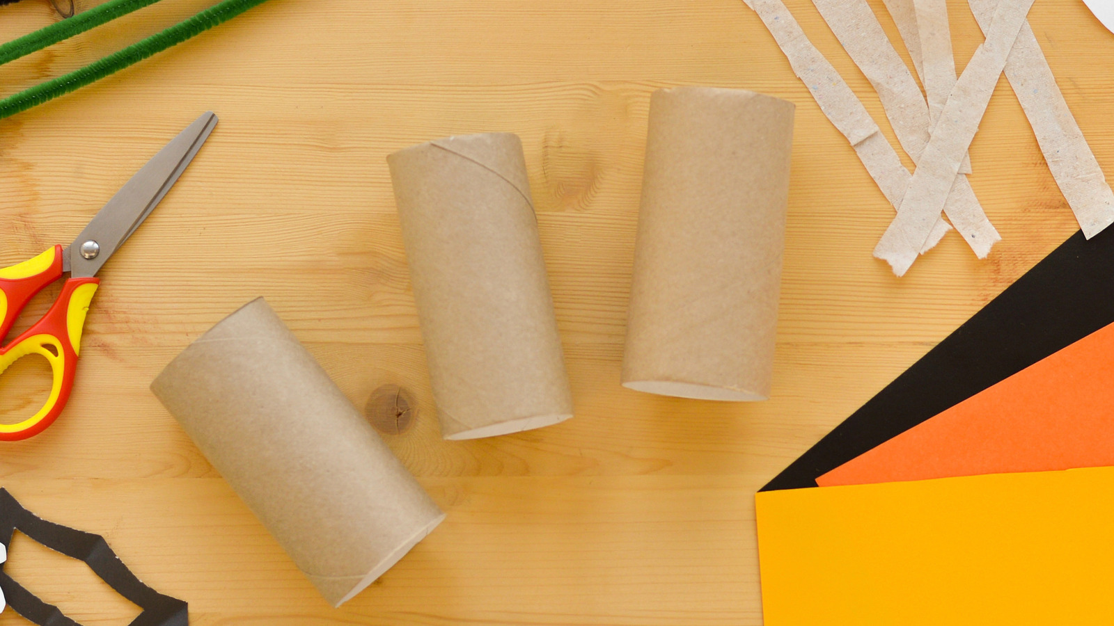 Tuvalet Kağıdı Rulolarını Arka Bahçeniz İçin DIY Asılı Yarasa Dekoruna Dönüştürmek İçin Mandal Kullanın